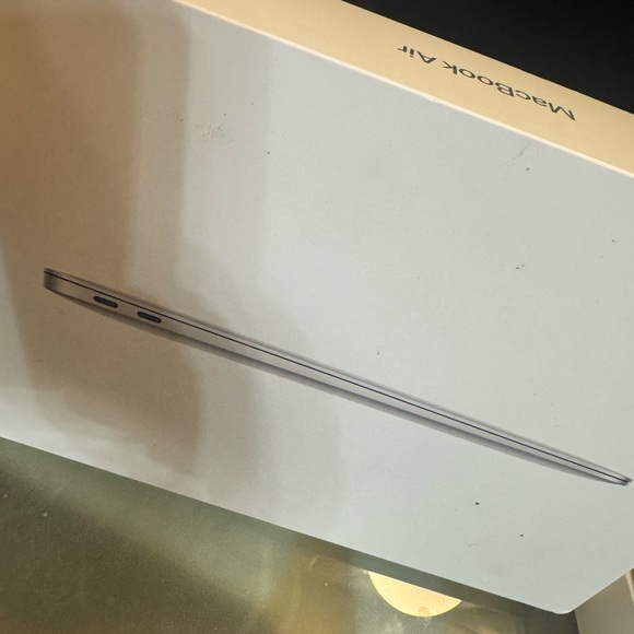 Apple MacBook Air - pristine condition - with box - Picture 4 of 5